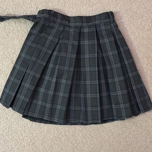 Pleated Slit Skirt - Picture 3 of 3